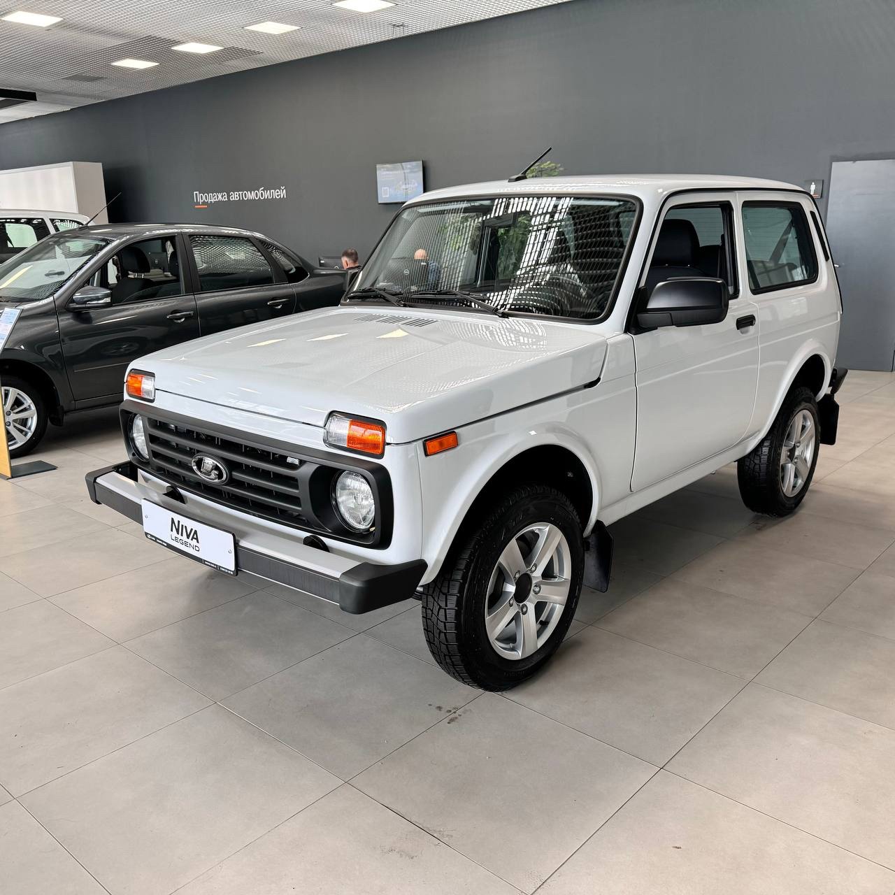 Автомобиль LADA Niva Legend 1 1.7 83 л.с. Механика Белый Luxe – купить в  Москве, цены в интернет-магазинах на Мегамаркет