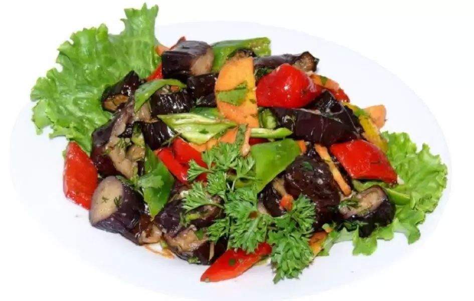 Баклажаны манжо. Салат с баклажанами и помидорами. Баклажаны с помидорами и фетой салат. Жареные баклажаны с помидорами. Салат из баклажанов с помидорами.