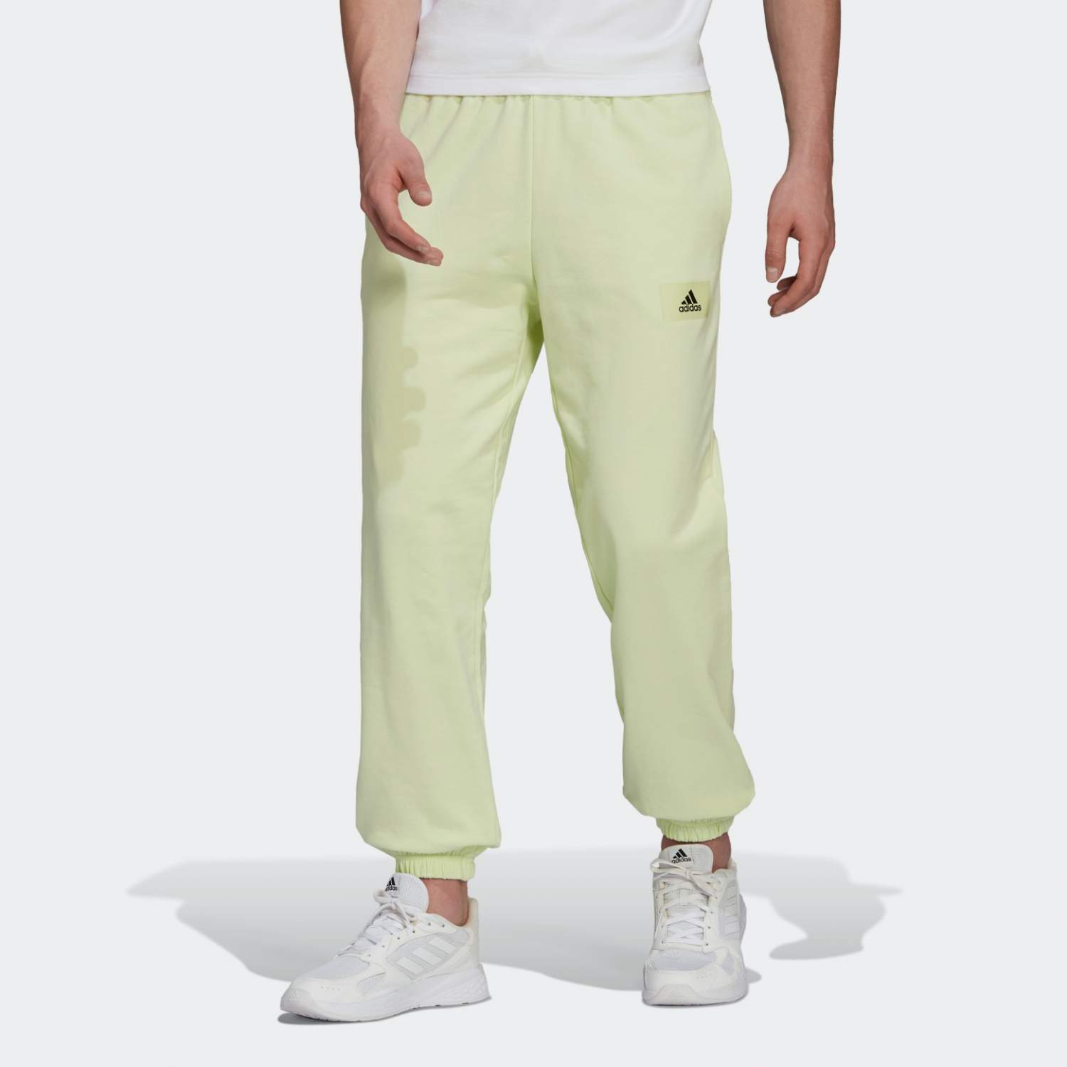 Спортивные брюки мужские Adidas HE4342 зеленые S - купить в Москве, цены наМегамаркет
