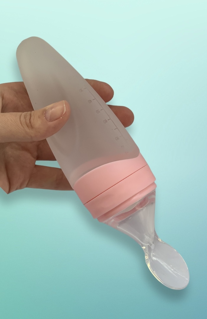 мерная ложка и бутылочка с сиропом