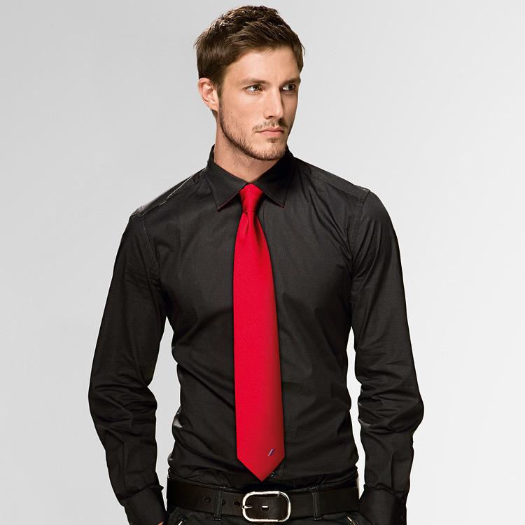 Черные брюки белая рубашка красный галстук