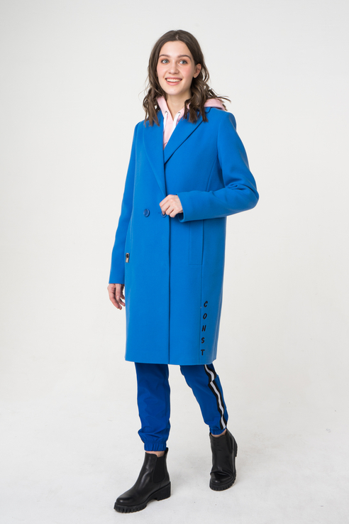 Темно-синее женское пальто в стиле оверсайз
