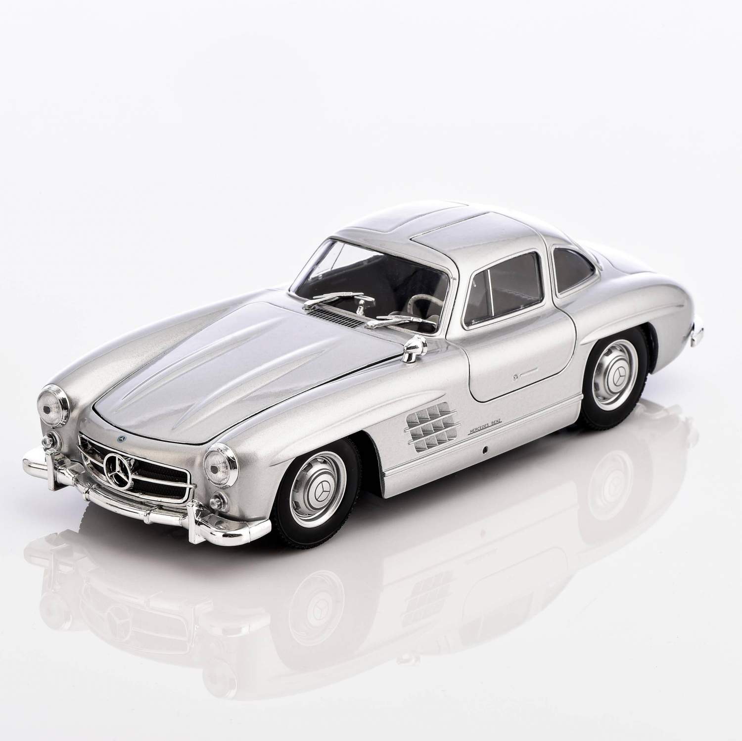 Машинка металлическая Bburago 124 Mercedes-Benz 300 SL (1954), серебристый,  18-22023 – купить в Москве, цены в интернет-магазинах на Мегамаркет