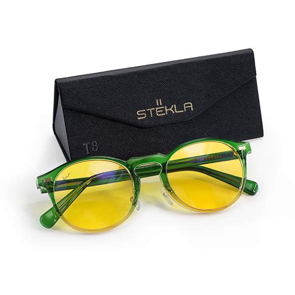 зеленые цифры, стекающие по экрану, солнцезащитные очки, плащи