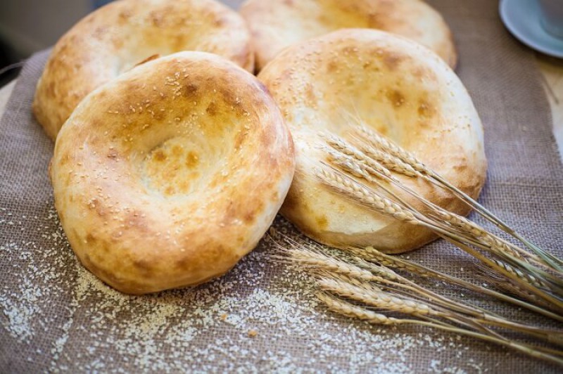 Тесто для лепешек в тандыре. Тандыр для лепешек. Лепешка узбекская. Лепешка тандырная. Тандырная самса и лепешки.