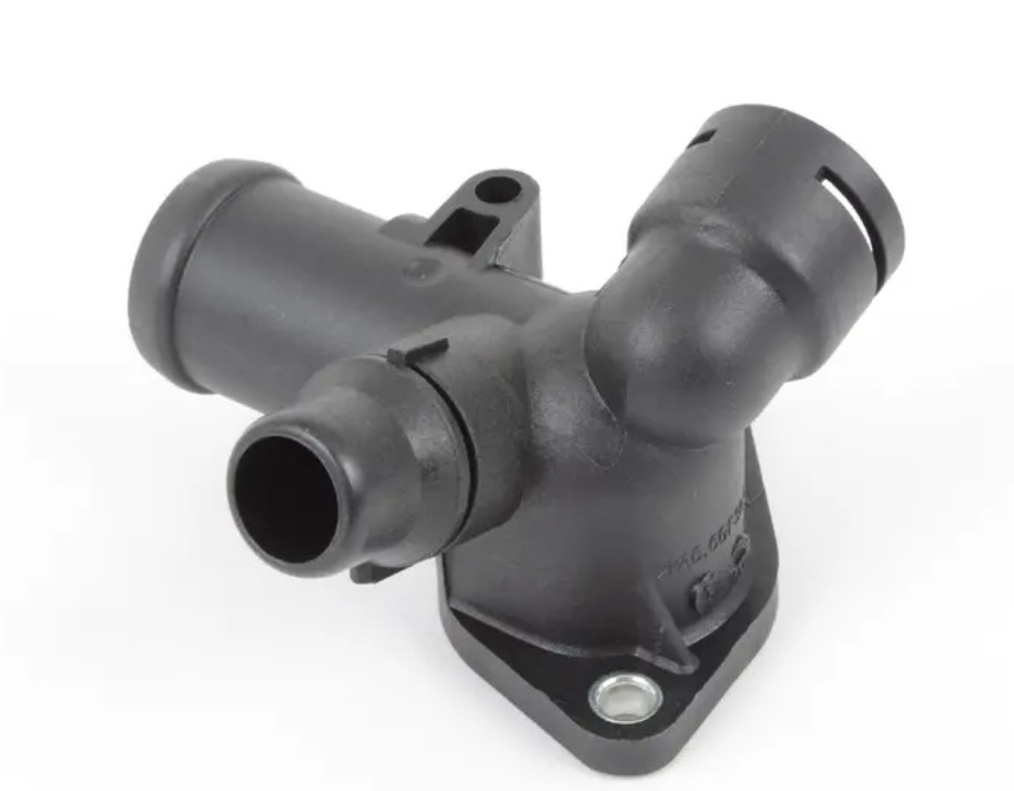 Фланец охлаждающей жидкости пассат б5. Фланец охлаждения а4. 6 фланец системы охлаждения. Фланец охлаждения а4. Тройник системы охлаждения ауди а4 б5 1.