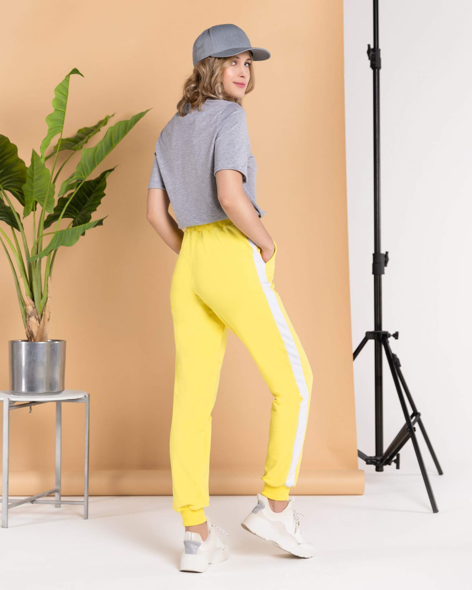 Спортивные брюки женские BARMARISKA с лампасами желтые S