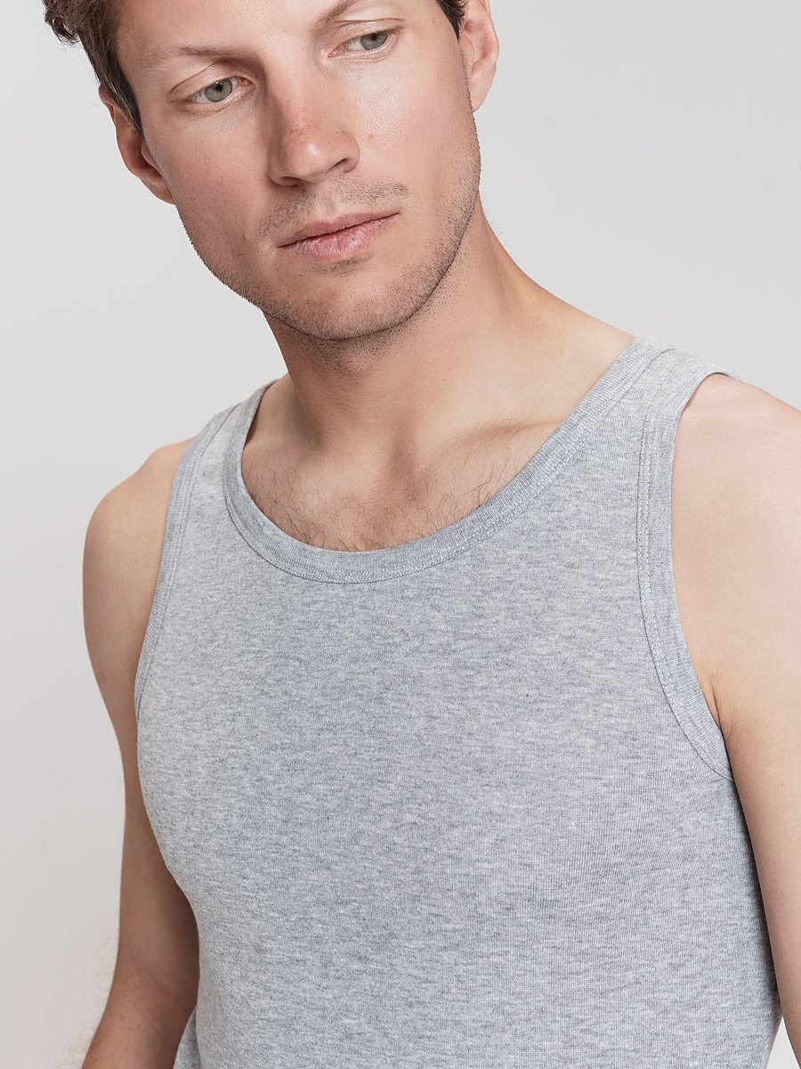 базовая белая футболка мужская. футболка твое мужская. твое майки мужские. твое майки. парень в голубой футболке.