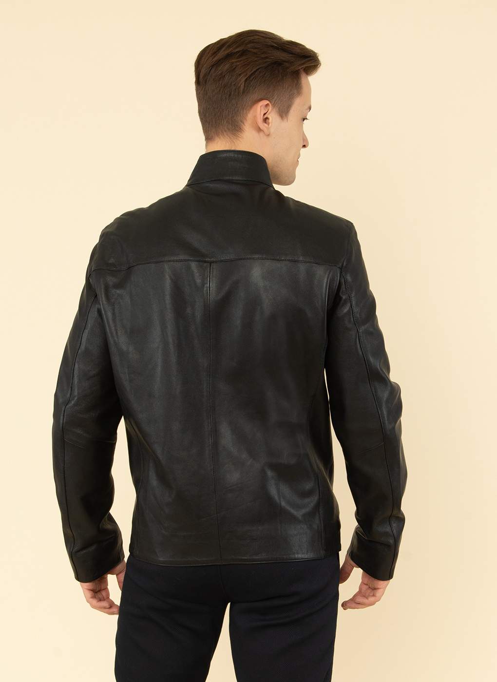 Кожаная куртка мужская Каляев 1626653 черная 48 RU