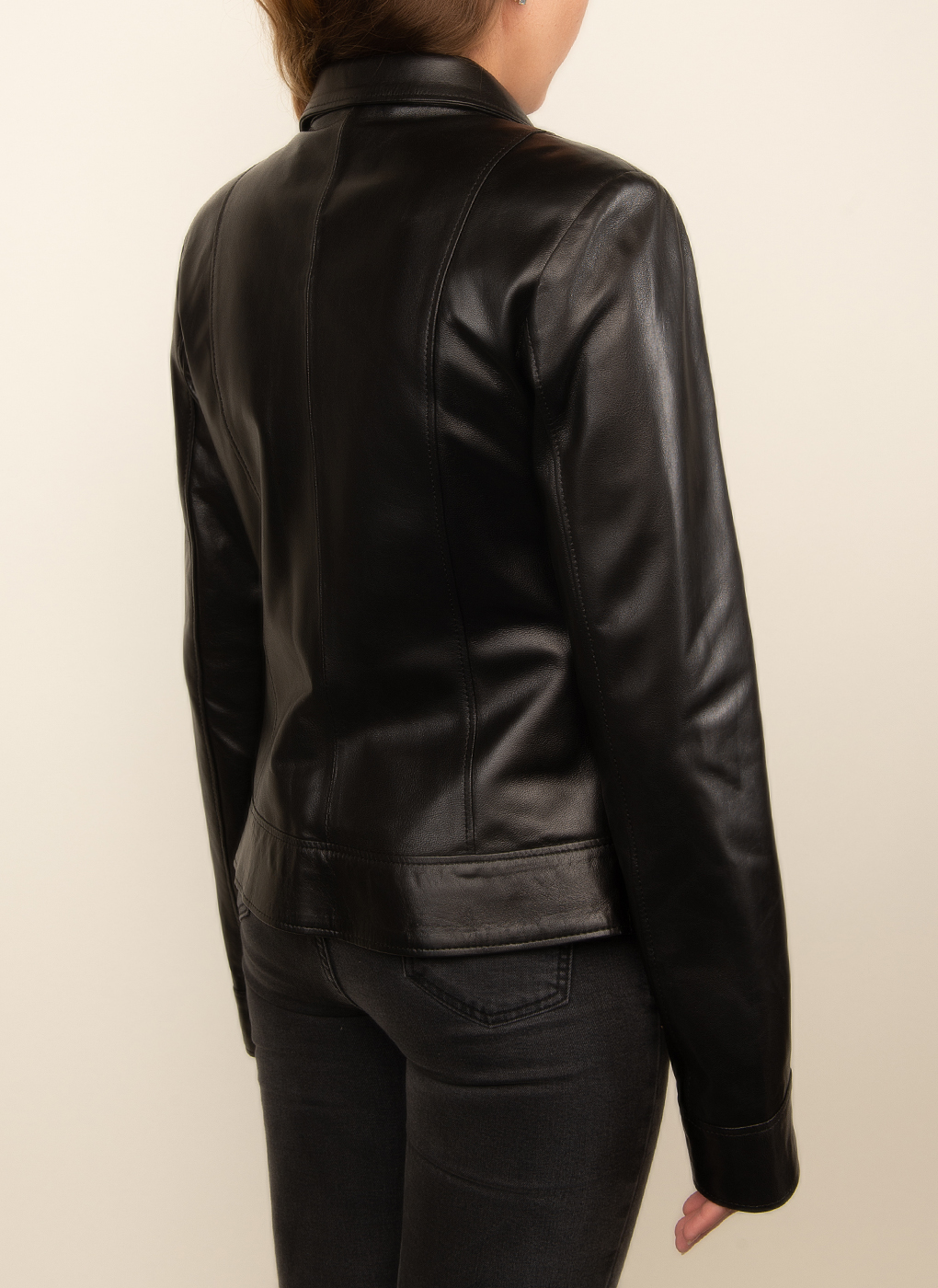 Кожаная куртка женская Каляев 1611017 черная 40 RU