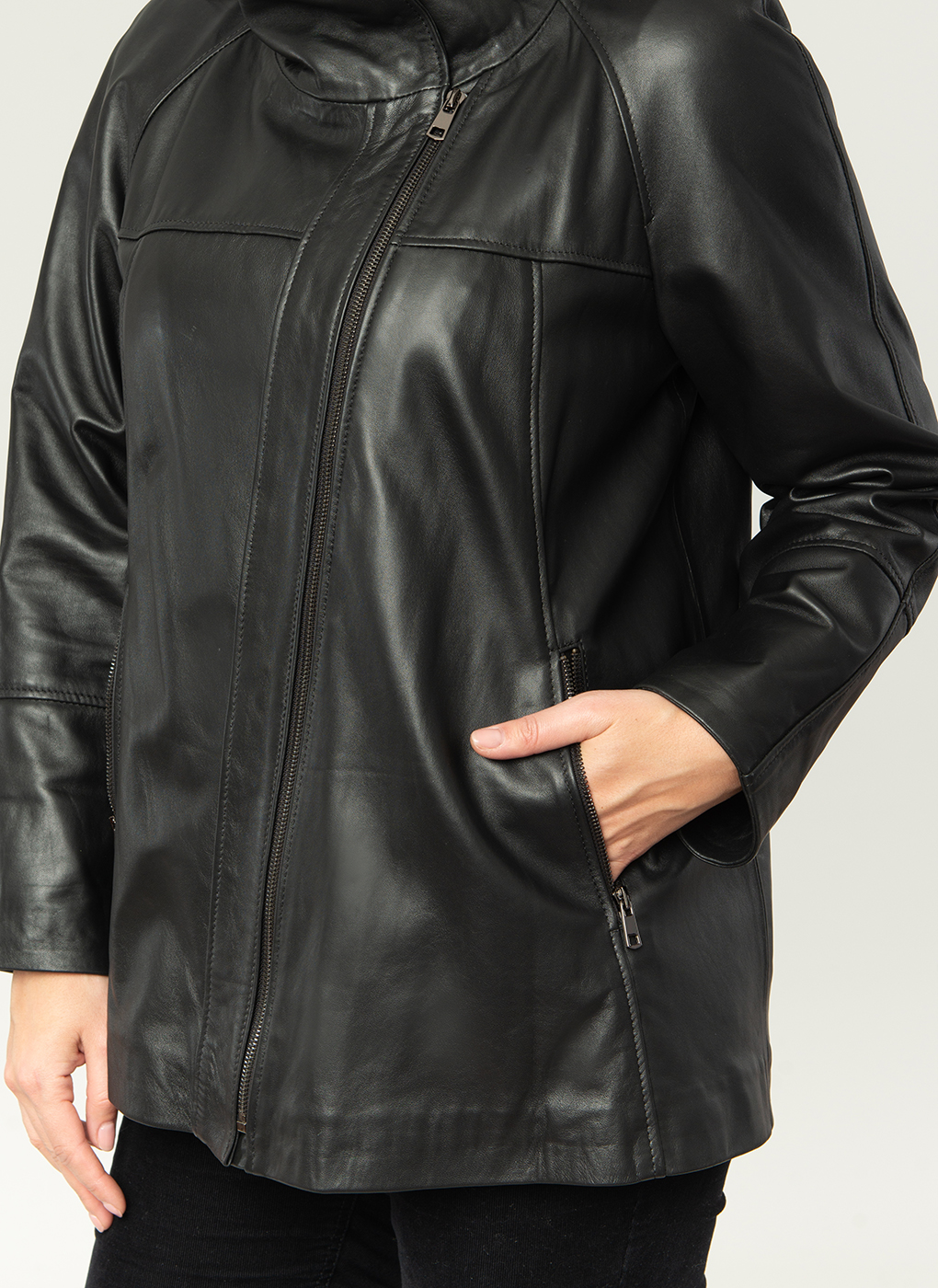Кожаная куртка женская Каляев 1611019 черная 48 RU