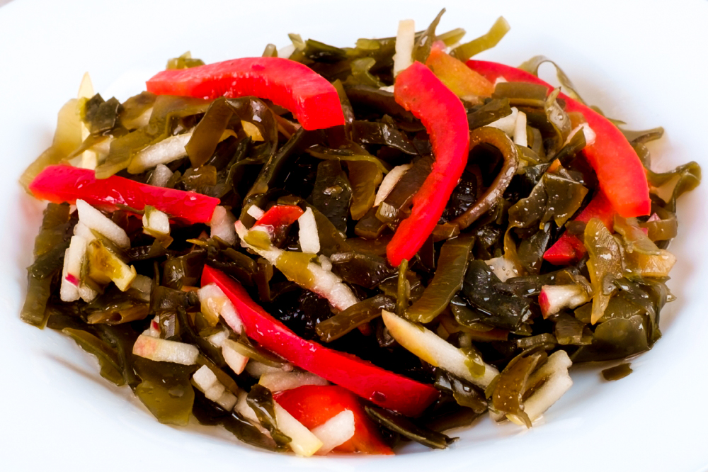 Салат морская капуста с кальмаром. Морская капуста салат с майонезом. Салат с морской капусты с маслом. Салат с морской капусты с маслом. Салат с морской капустой.