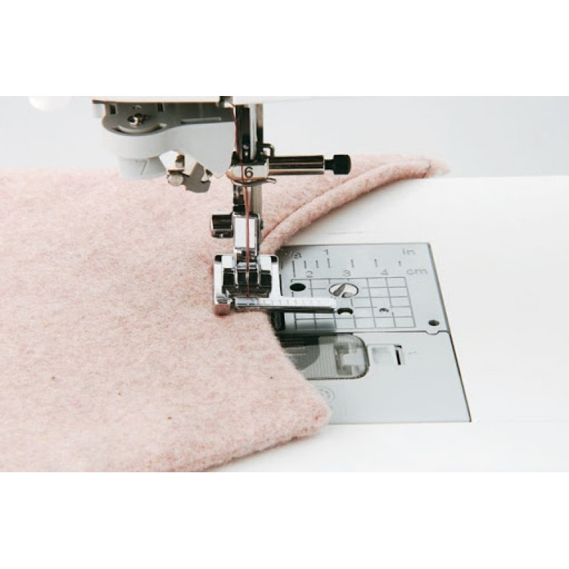 Шить ровную строчку. Шить ровную строчку. Небольшое швейное производство. Простроченная ткань. Строчки на машинке.