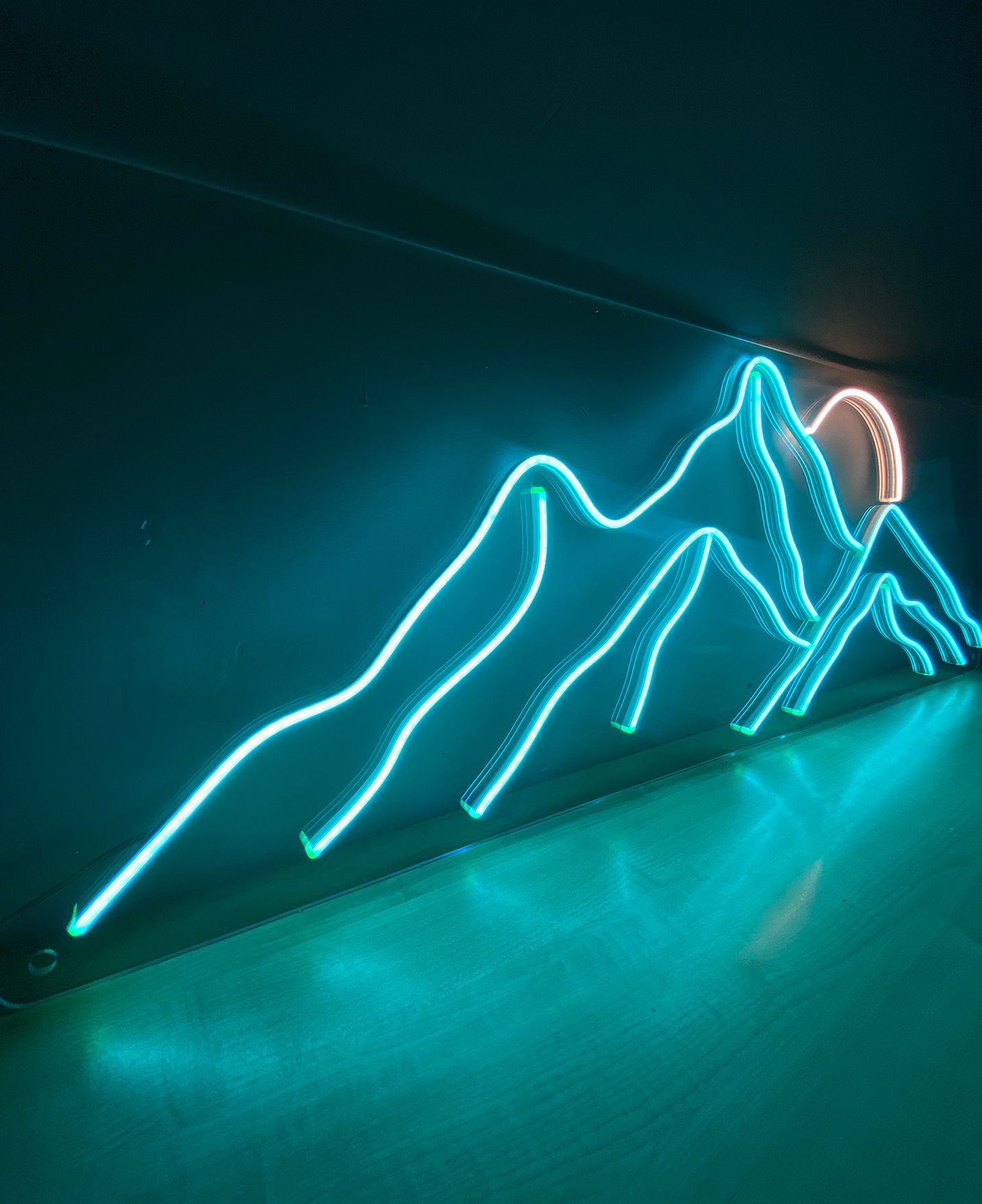 Неон vs. LED-скульптуры — эстетика разных световых языков