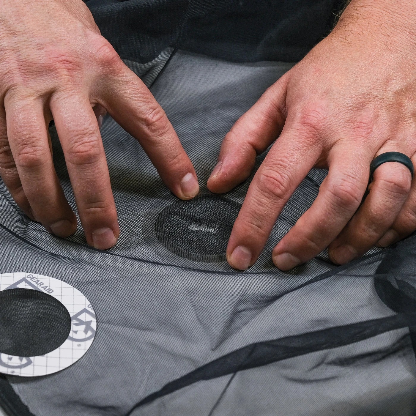 Как отремонтировать палатку. Заклейка палатки. Gear Aid комплект заплаток Tenacious Tape - Mesh Patches 7,6см, , компл. Заплатки для сетчатой обуви. Набор заплаток туриста
