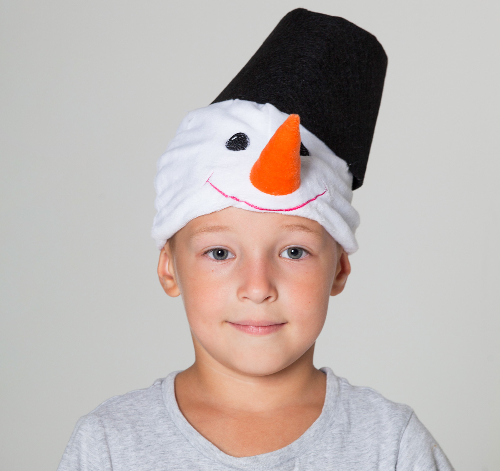 Шляпа для снеговика. Шапка Снеговик. Шапка снеговика для мальчика. Головной убор снеговика. Карнавальная шапка снеговика.