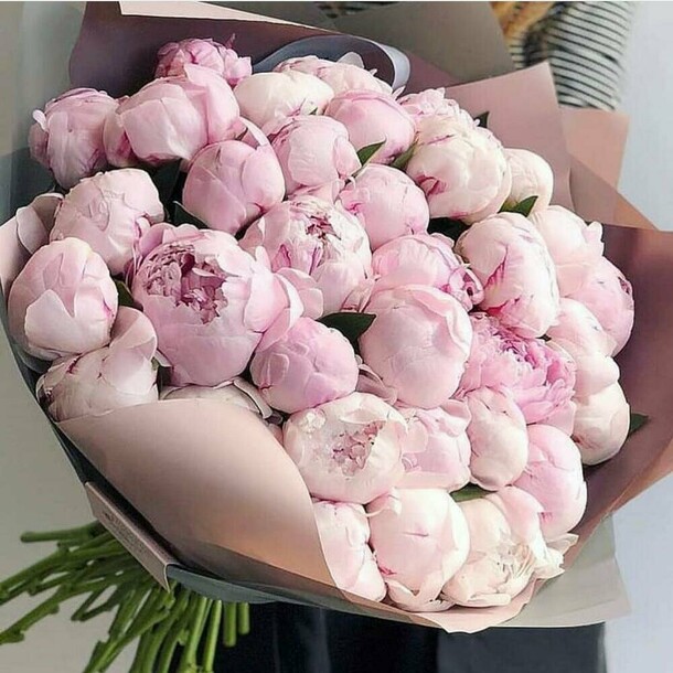 Огромный букет пионов в крафте – купить в Москве, цены в интернет ...