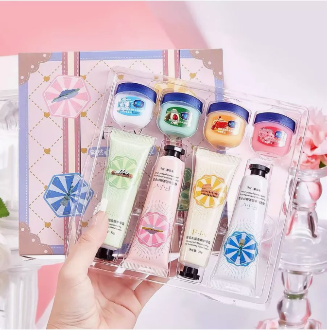 разные баночки с кремами для лица на полке