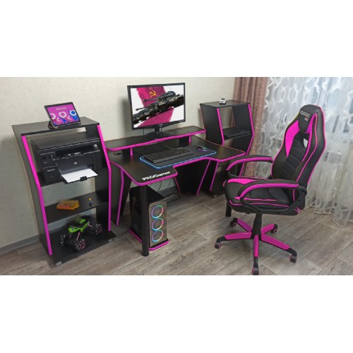 ассортимент профессиональных игровых гарнитур на столе