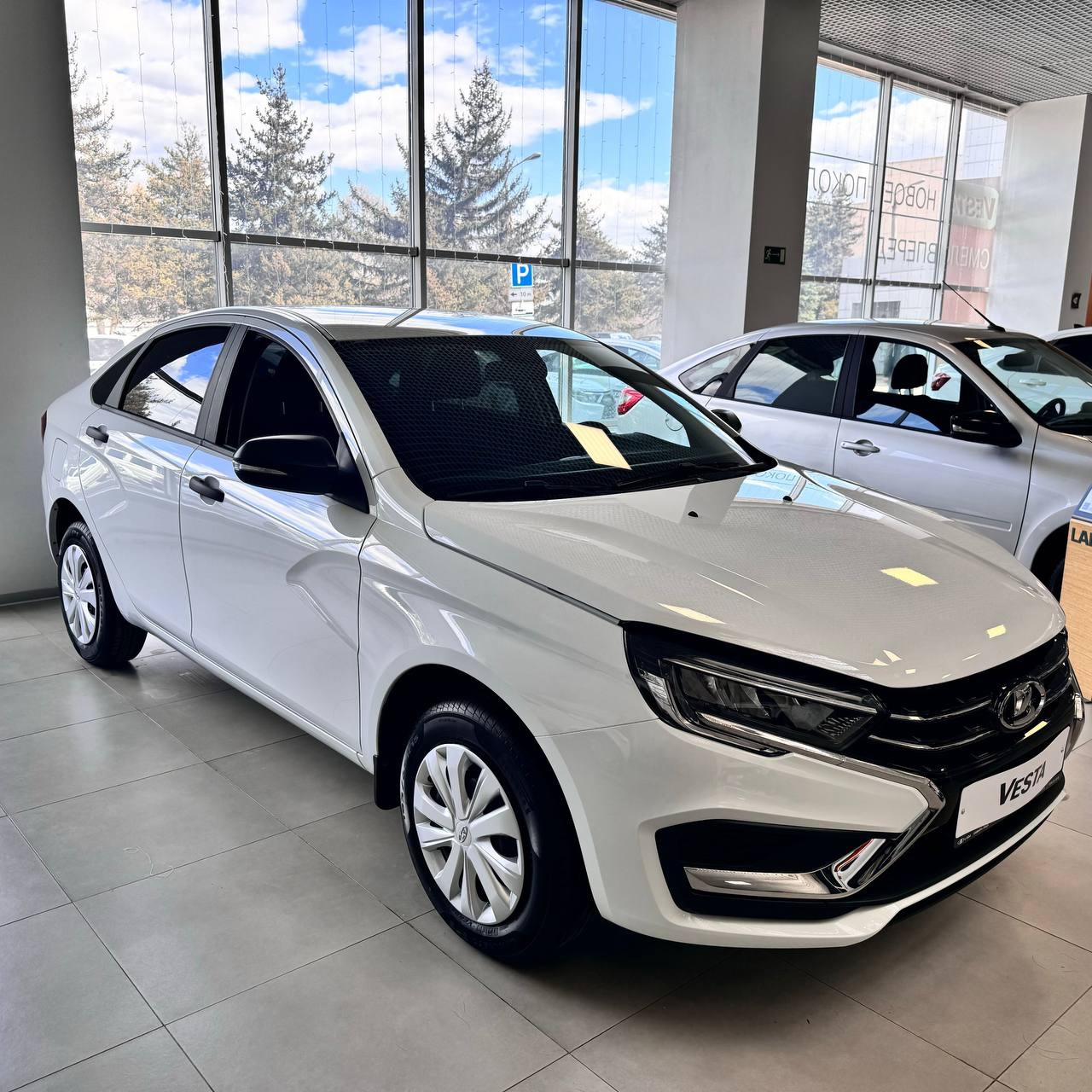 Автомобиль LADA Vesta 1 Рестайлинг 1.6 106 л.с. Механика Белый Comfort - купить в Москве, цены на Мегамаркет | 100067761841