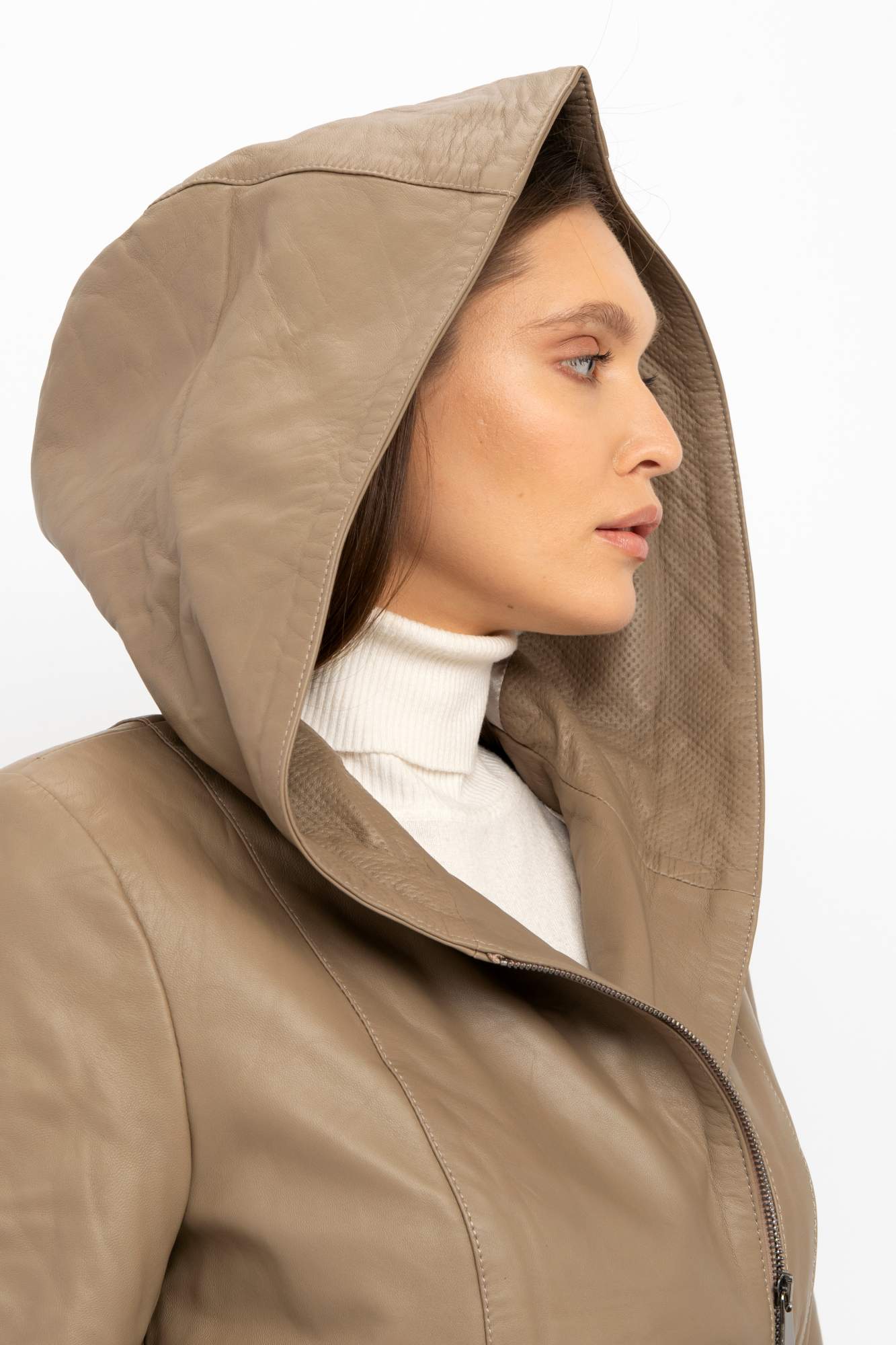 Худи женские с капюшоном бежевые. Куртка бежевая длинная оверсайз на белом фоне. Капюшон башлык сэлла. Куртка бежевая. Съемный капюшон.