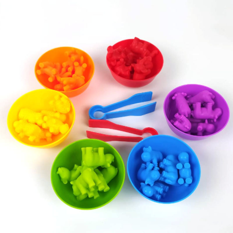 миска с разноцветной кашей и фруктами