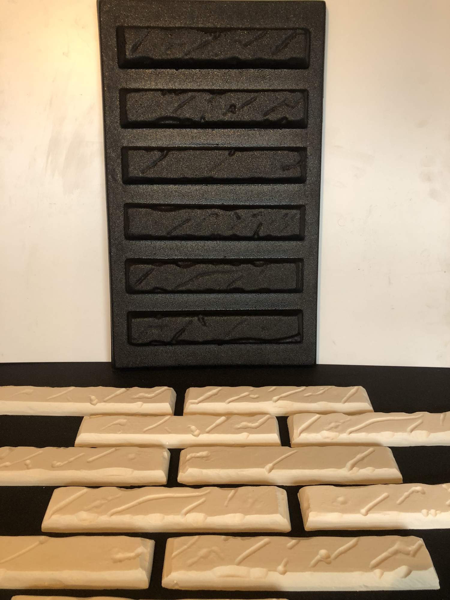 Гипс для заливки кирпича. Заливка полиуретана в формы. Силиконовая форма для кирпича. Формы для заливки гипса декоративные. Гипс для заливки кирпича.