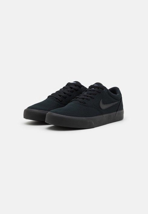 Nike all black sb hotsell