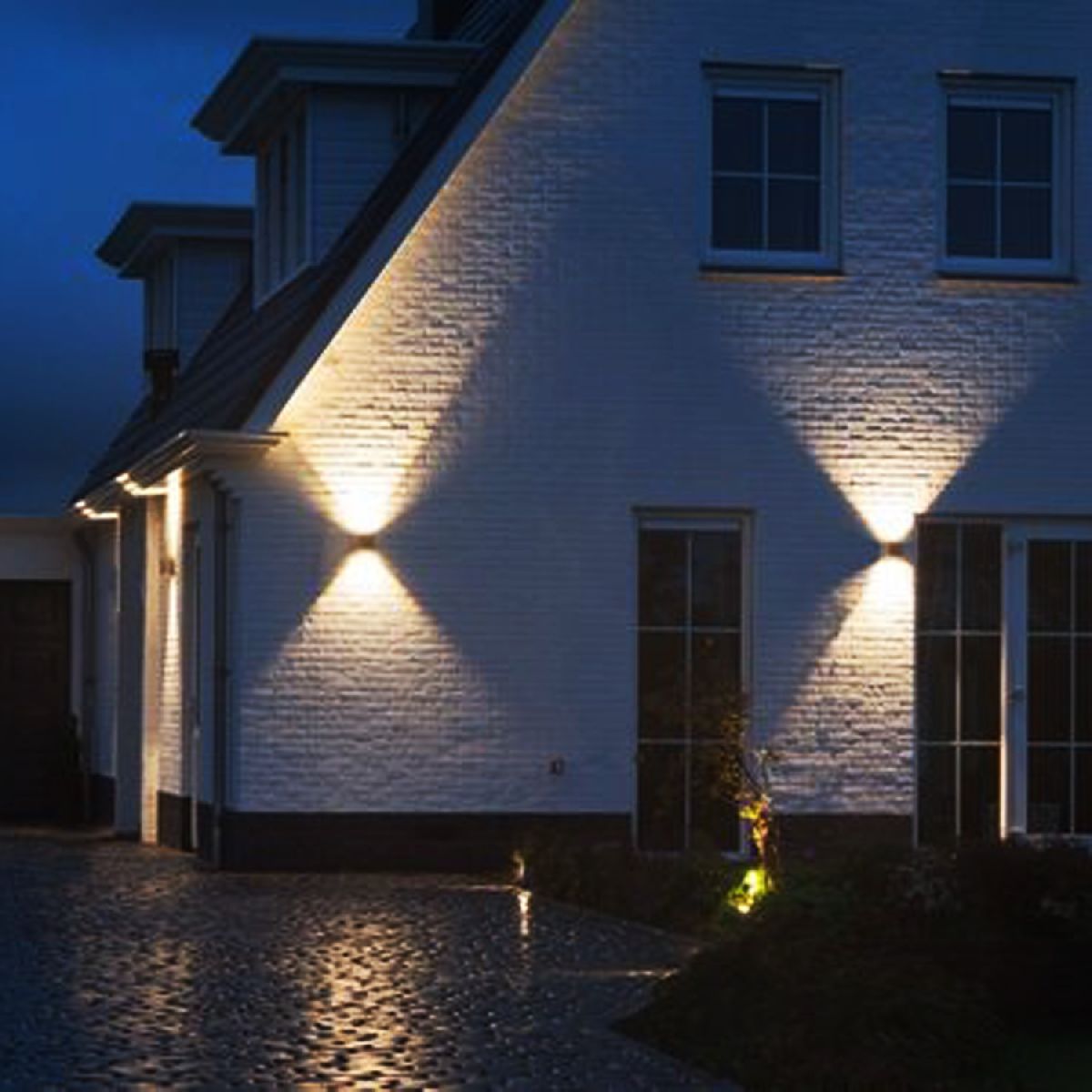 Свет на фасад дома. Уличный настенный светодиодный светильник feron. Фасадная подсветка. Подсветка фасада частного дома. Наружная подсветка фасадов.