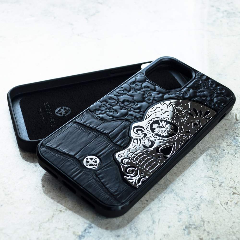 Black чехол. Чехол iphone 13 Pro Max кожаный Black Rock. Чехол на Блэк Файв 95. Черный чехол с черепом. Кастом черного чехла.