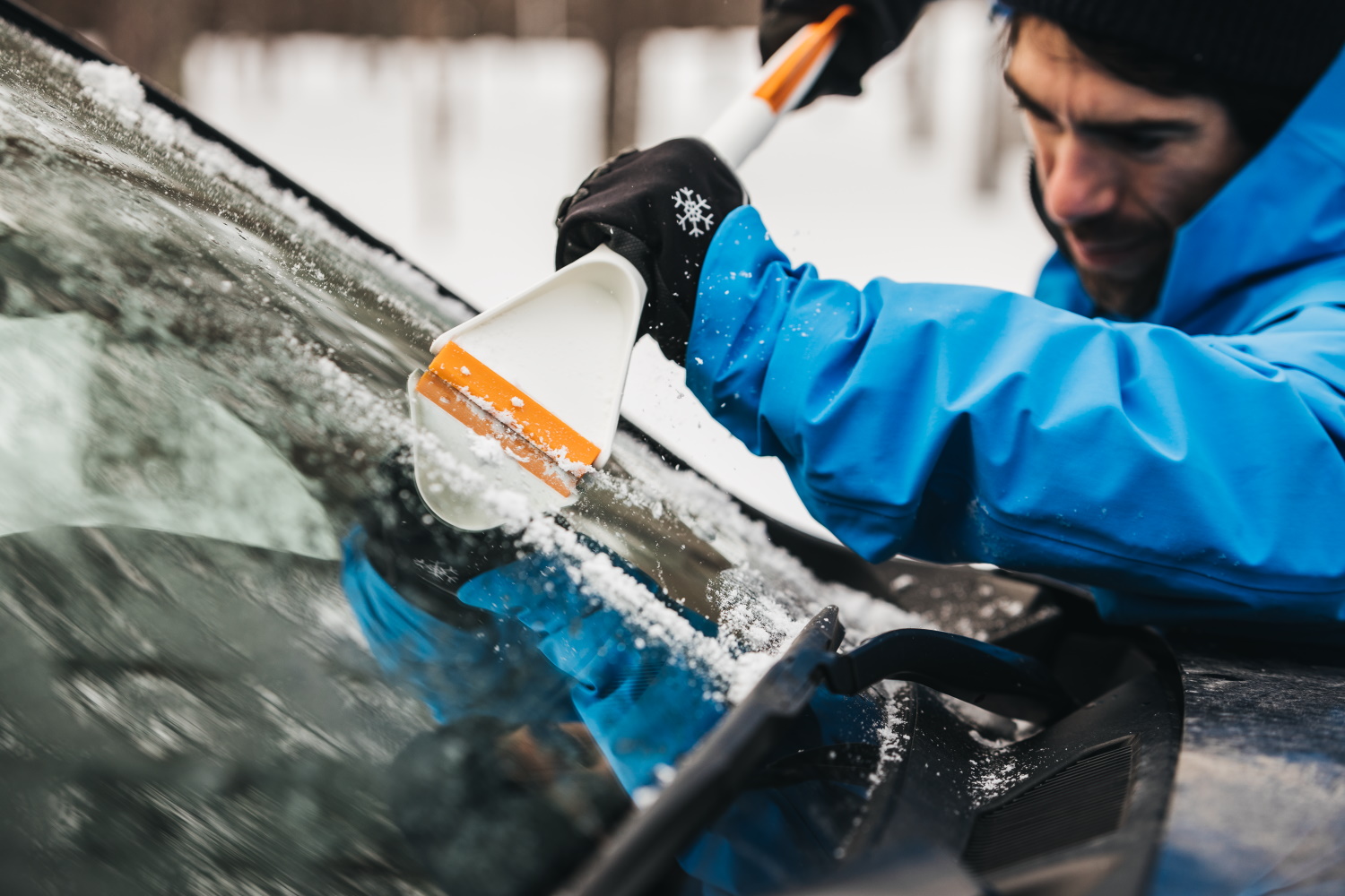  для очистки от снега Fiskars SnowXpert 1019352 со скребком .