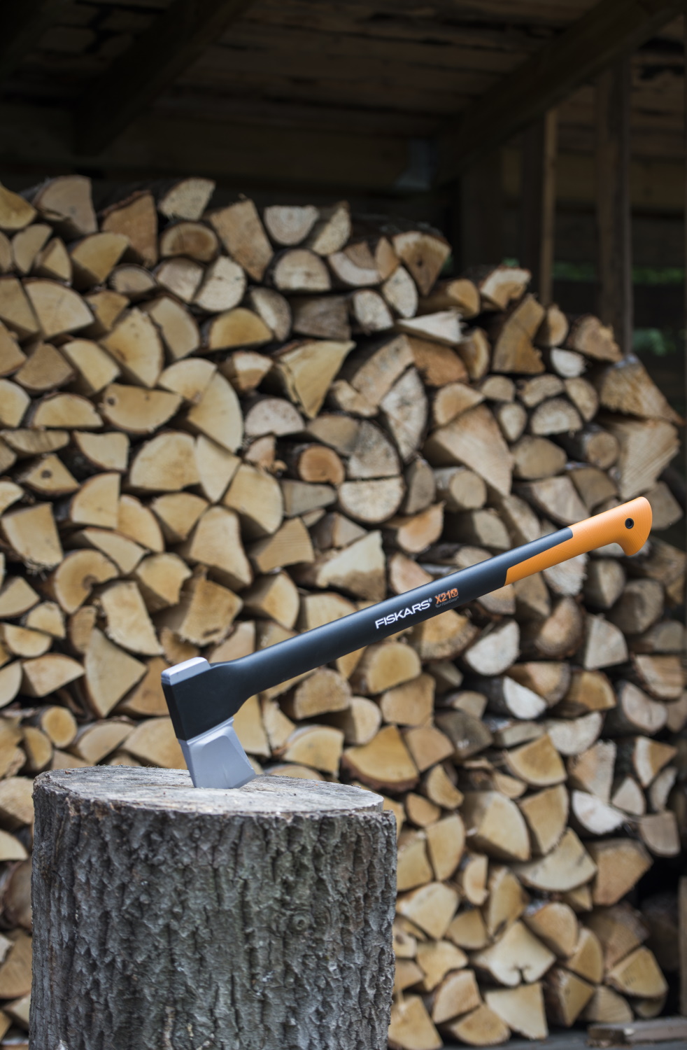 Колка дров. Колун fiskars 21. Топор fiskars x21. Колун для дров Фискарс. Колка топором Фискарс.