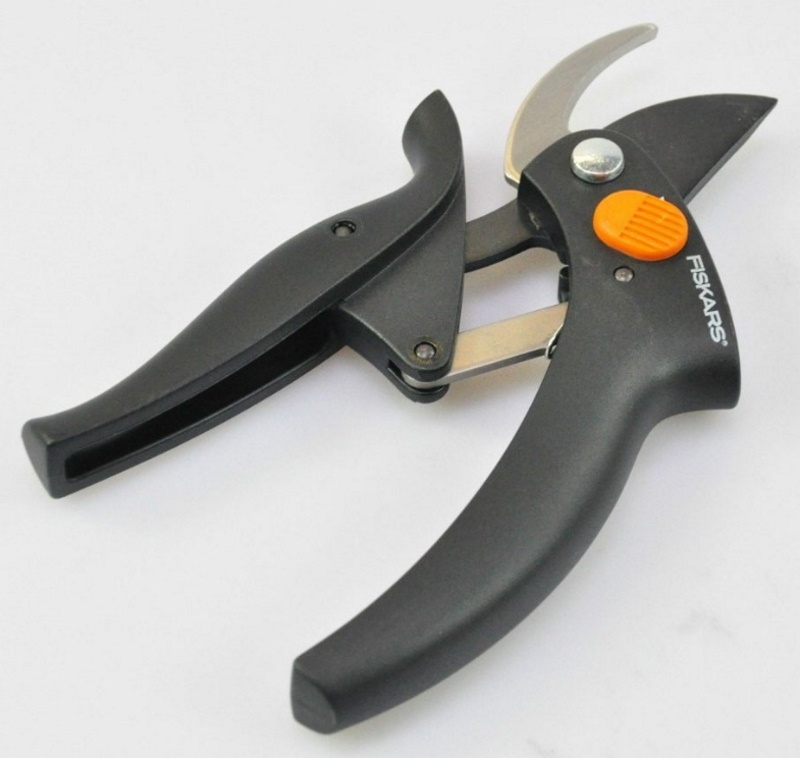 Секатор фискарс. 111340 Fiskars. Секатор fiskars p68. Секатор fiskars 111340 р54. Секатор контактный fiskars SINGLESTEP p25.