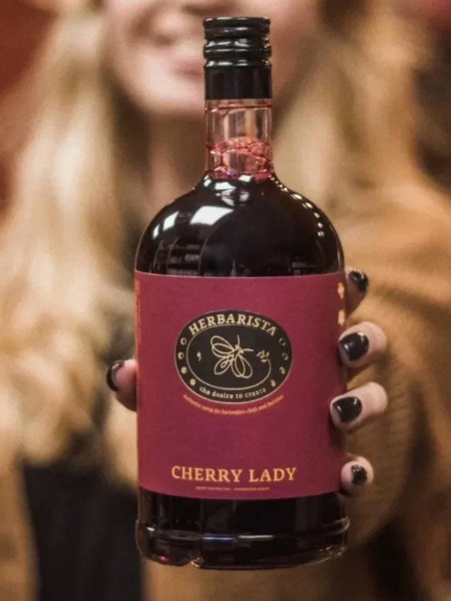 Купить сироп для кофе и коктейлей Herbarista Black Currant 700 мл, цены на  Мегамаркет | Артикул: 600006489234