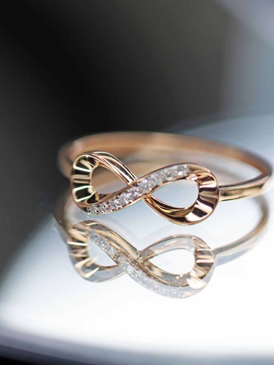 Прям прям недорогие кольца очень красивые. Золотое кольцо бесконечность с бриллиантами 585. Санлайт кольцо бесконечность. Кольцо бесконечность золотое 585 золото. 585 кольцо с бесконечностью.