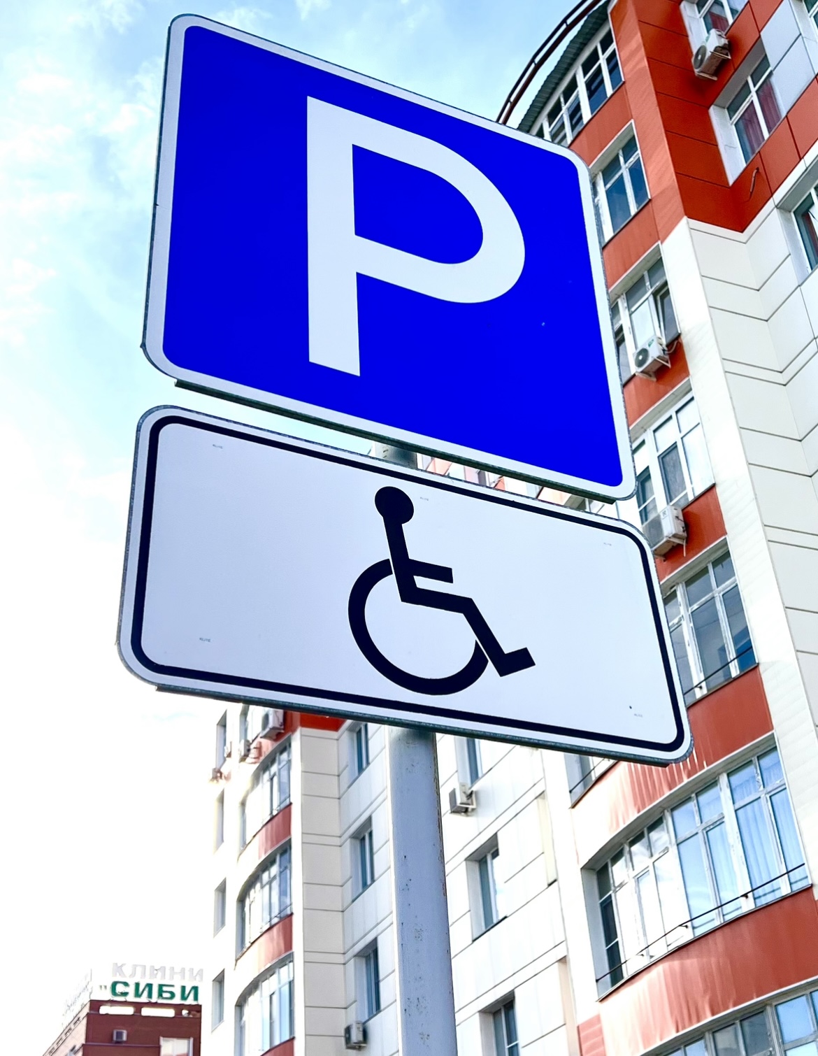 Табличка парковка для инвалидов. Количество машиномест для инвалидов на парковке. Место для инвалидов на парковке. Знаки парковки спб. Парковки спб инвалидные места.