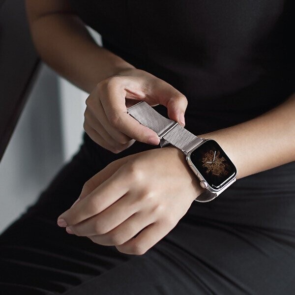 Часы 44 мм на женской руке