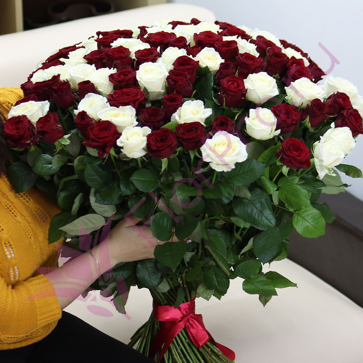 Букет FlorPro 101 роза Ред Наоми и Аваланч 70 см
