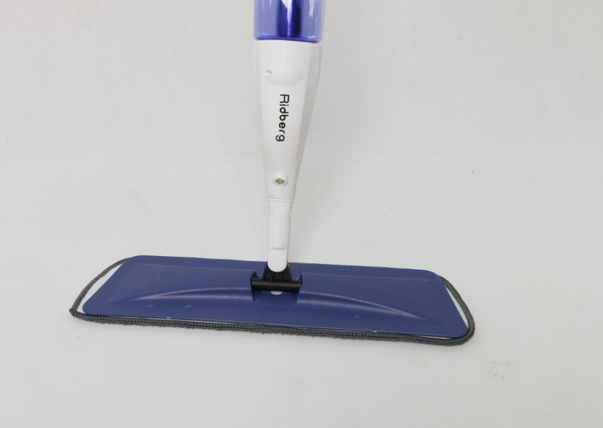 Как собрать spray mop. Швабра синяя. Черно белая швабра. Швабра с распылителем. Швабра и ведро 12 литров с отжимом ridberg scrape mop grand white (grey).