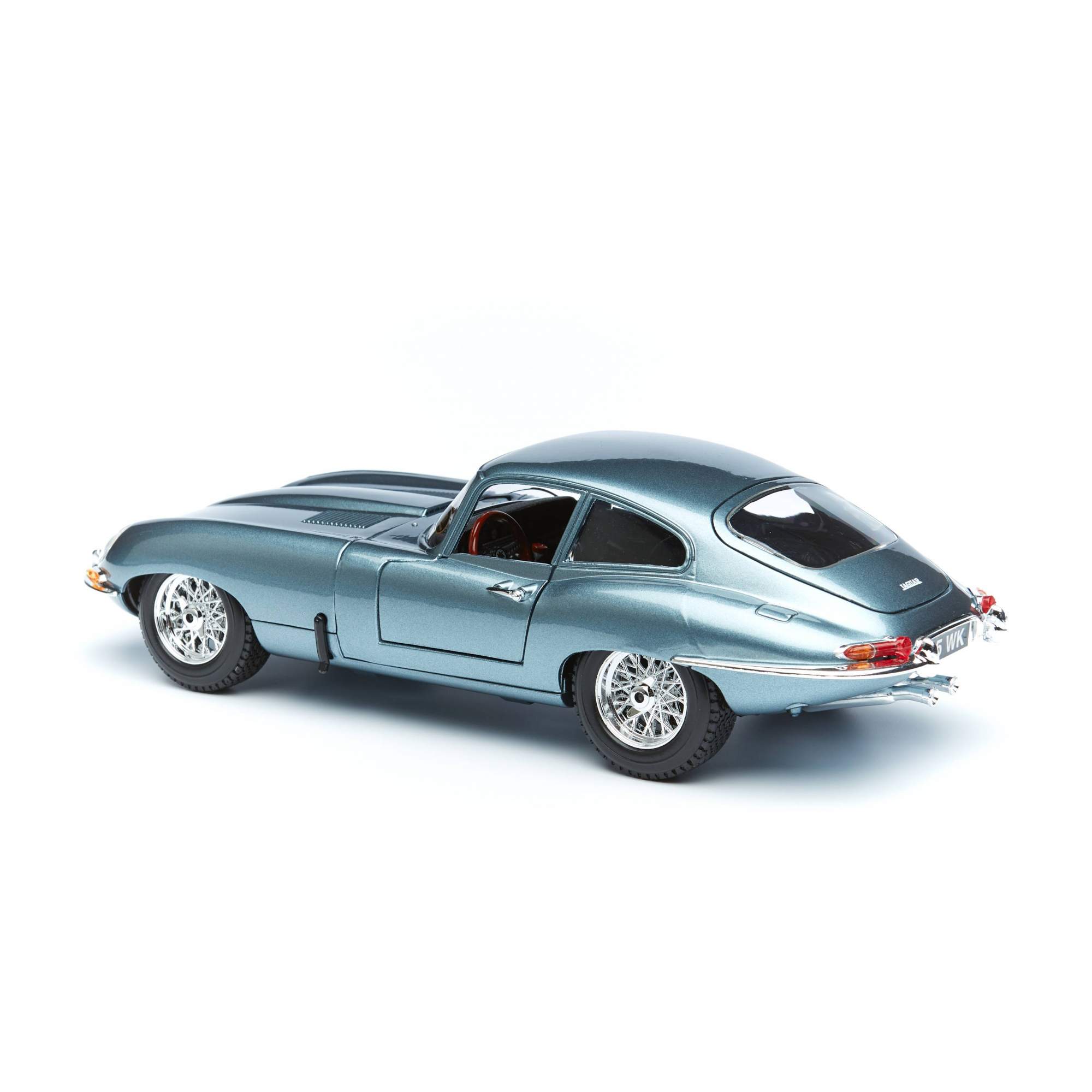 Машинка металлическая Bburago Jaguar E-type Coupe, 1:18, серо-голубая  18-12044/1 – купить в Москве, цены в интернет-магазинах на Мегамаркет