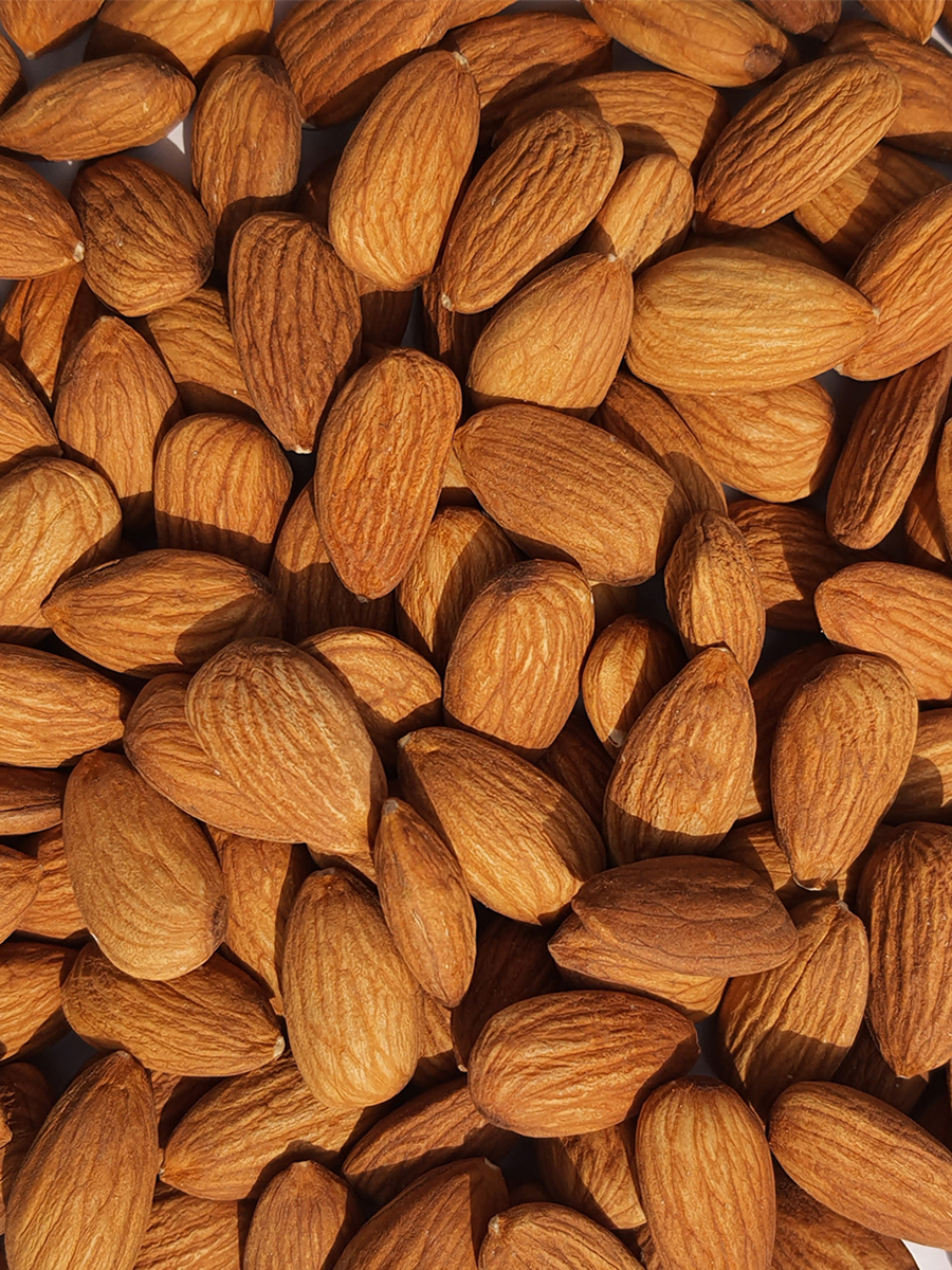 1 орех миндаля. Миндальный это какой. Миндальная крупка. Ядра миндаля. Миндаль кармель узбекистан.