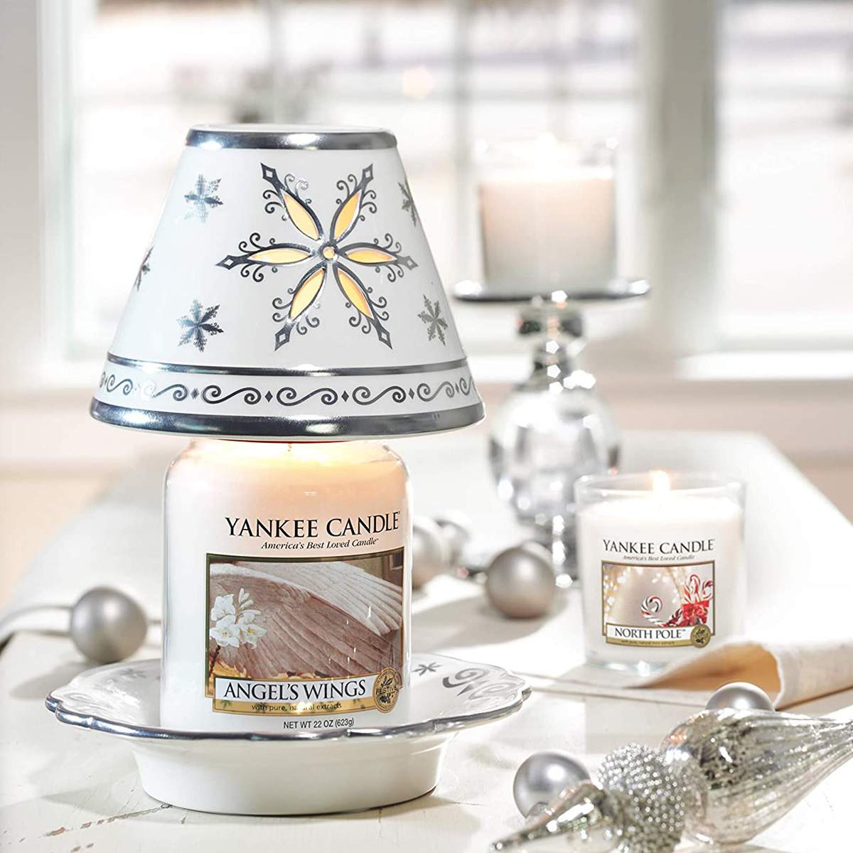 Ароматическая свеча Yankee Candle Angel Wings Medium Jar Candle купить в интернет-магазине, цены на Мегамаркет