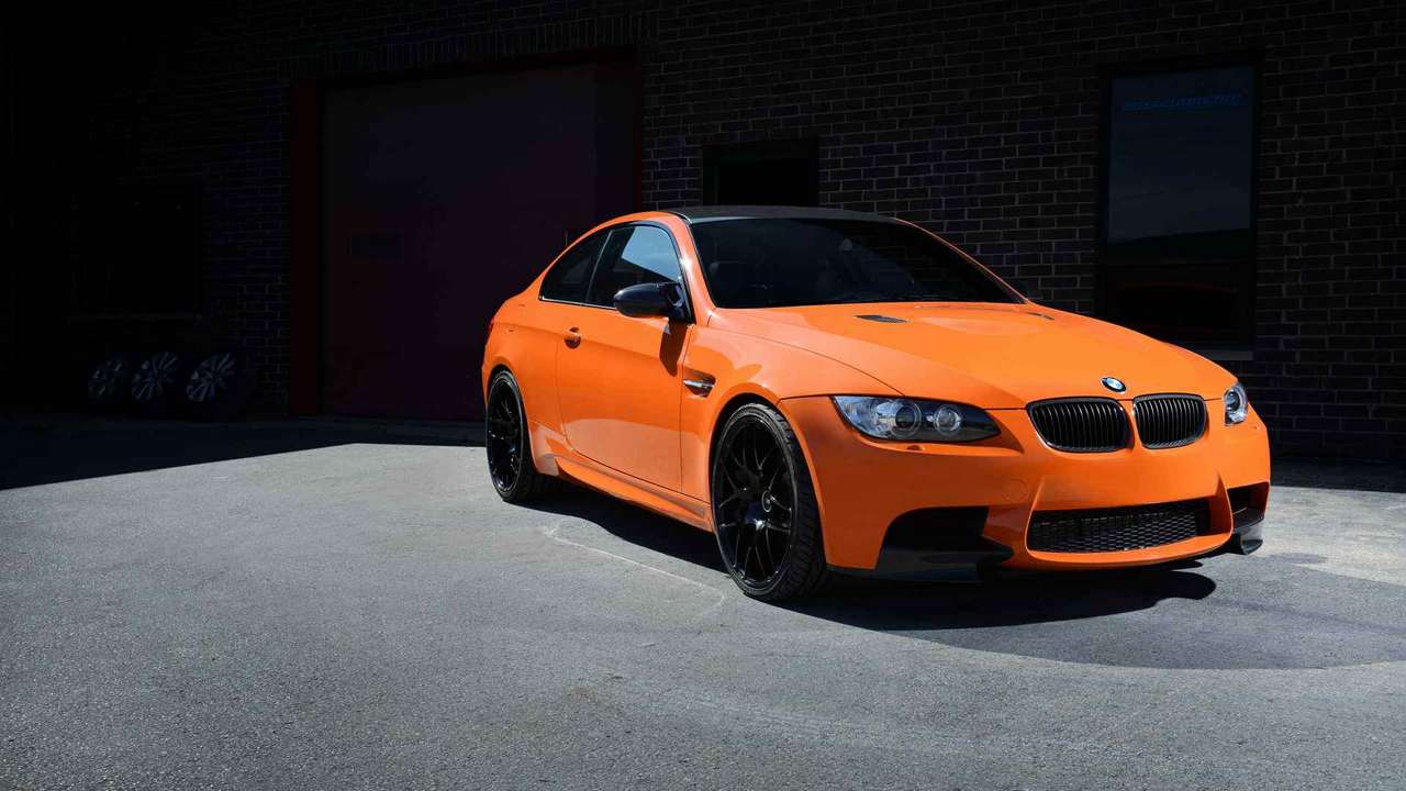 Машина справа. BMW e92 Orange. BMW 3 e92 оранжевый. BMW e60 Orange Black. BMW 335i e92 Orange Black.