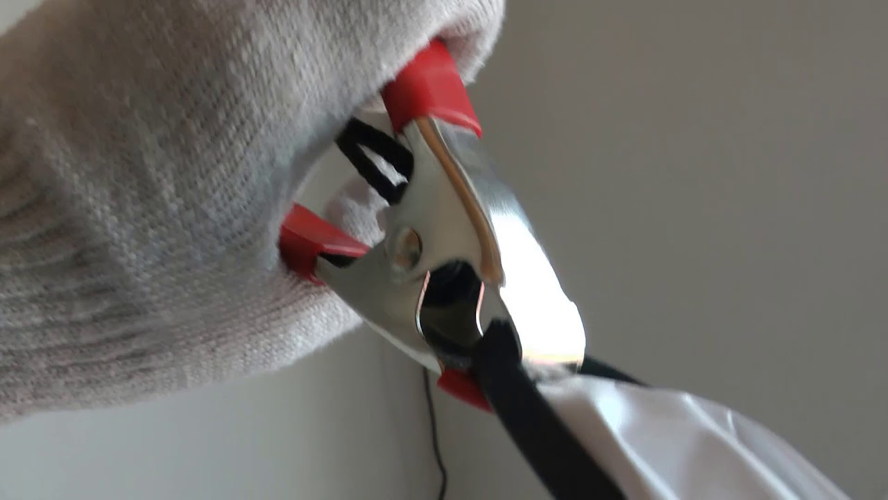 Прикольная реклама. Креативная реклама натяжных потолков. Смешная реклама. Зажим третья рука для натяжных потолков. Натянуть любой.