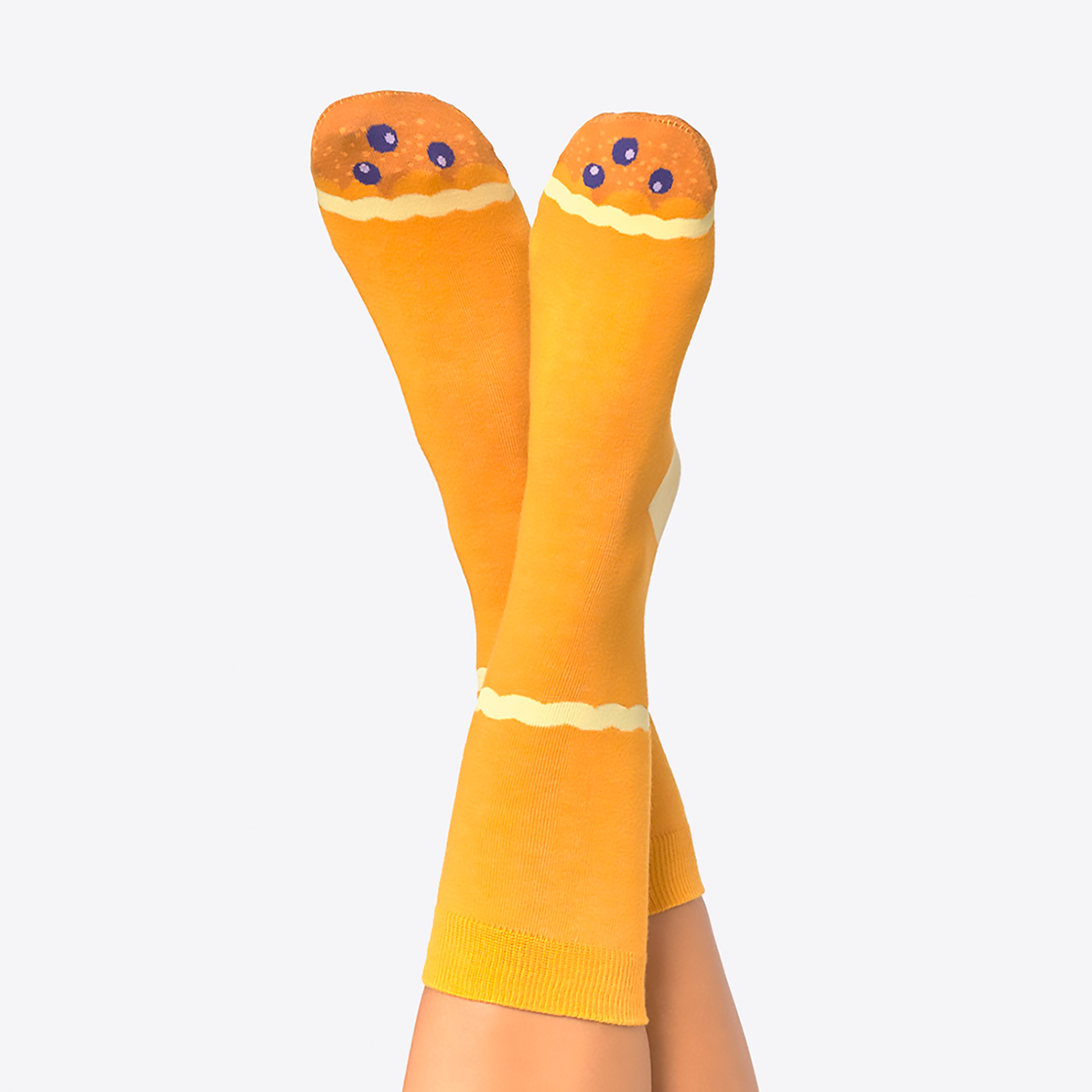 завтрак с тюльпанами. носки блин. тюльпаны и чай. тюльпаны на столе и блинчики. еще носки блины тюльпаны.