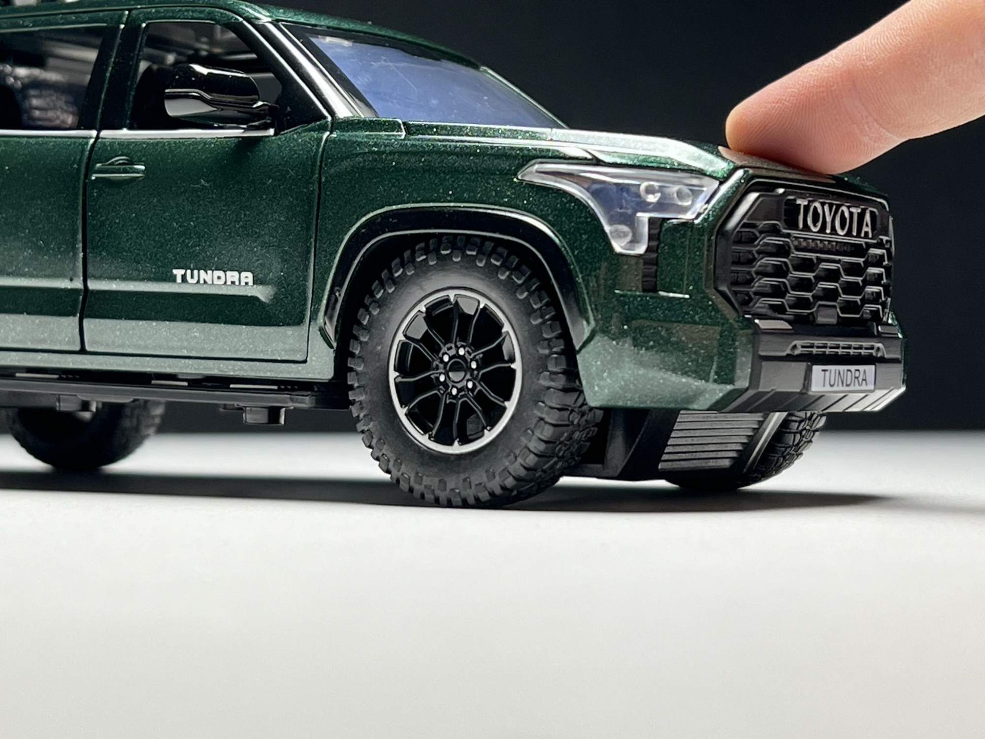 Купить машинка металлическая Элемент Toyota tundra 1:24, цены на Мегамаркет