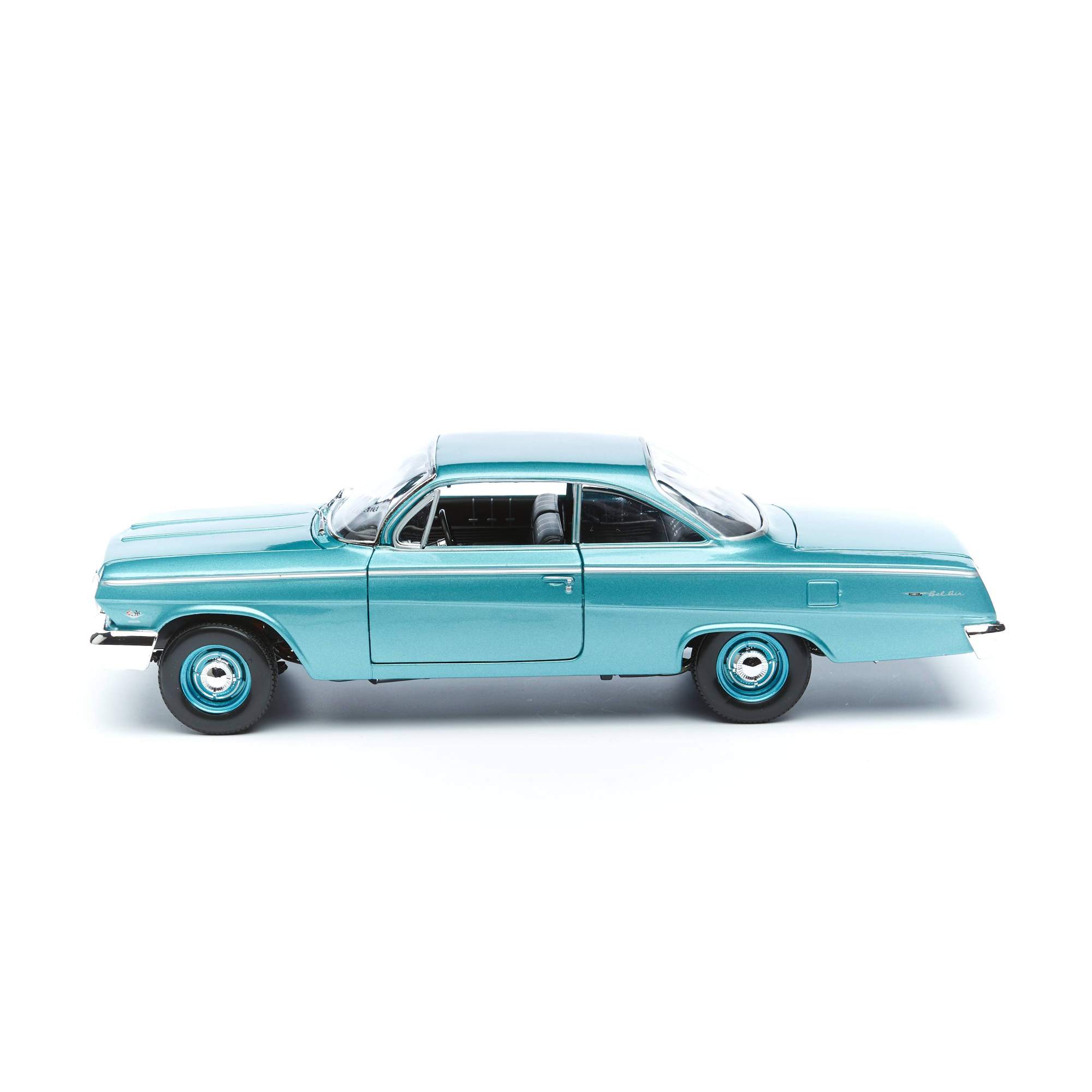 Купить maisto Машинка Chevrolet Bel Air 1962, 1:18 31641, цены на Мегамаркет