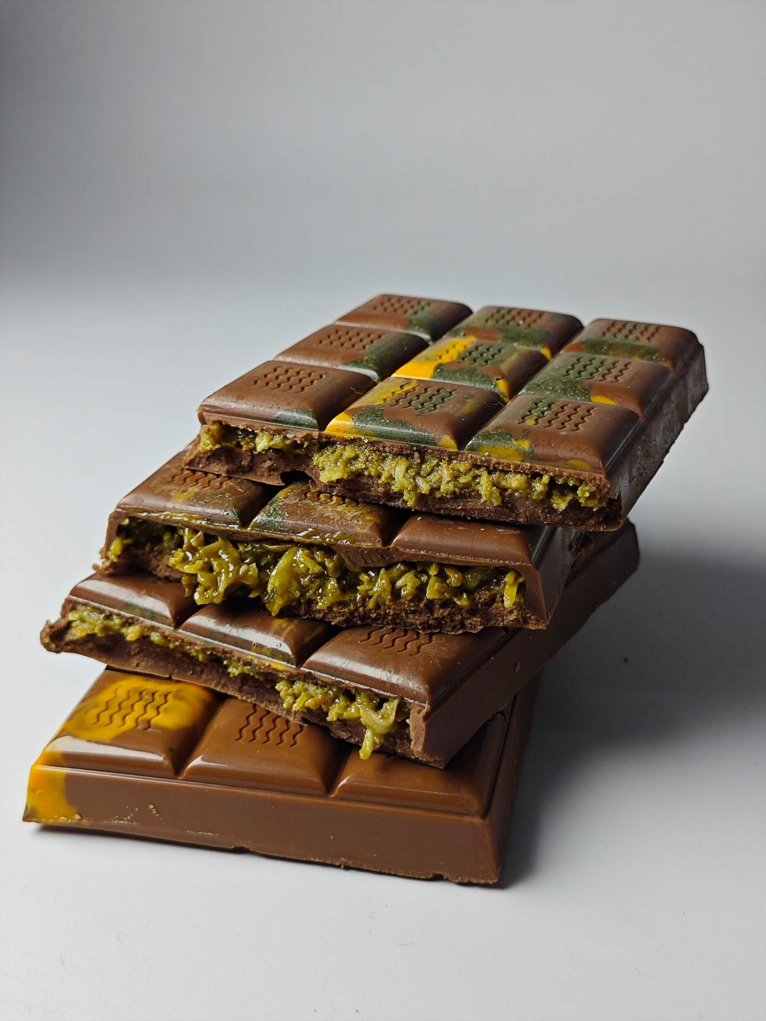 Дубайский шоколад с фисташковой как называется. Шоколад со вкусом фисташки. Турецкий шоколад с фисташками. Дубайский шоколад с фисташковой как называется. Фисташковый шоколад.