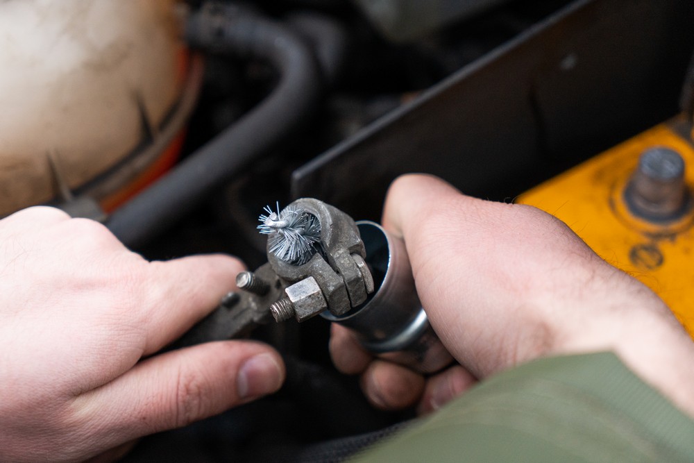 Как почистить клеммы автомобиля. Окисленные клеммы аккумулятора. Защита клемм 190 акб. Окислившиеся клеммы аккумулятора. Смазка акб для клемм ликви моли.