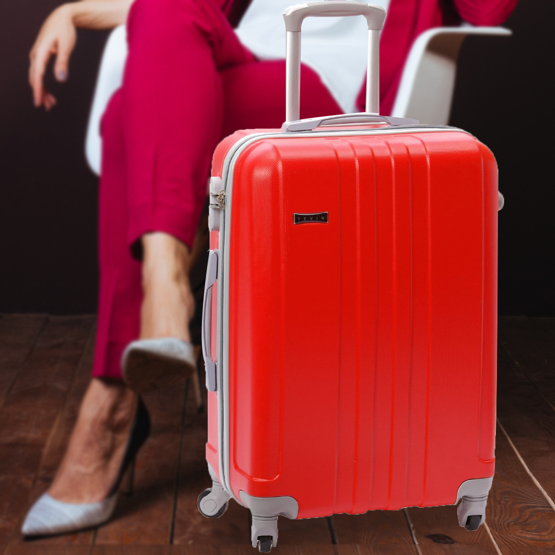 Чемодан journey. Красный чемодан на колесах. Чемодан красный пластиковый. Чемодан для путешествий на колесиках. Чемодан пластиковый на колесах большой.